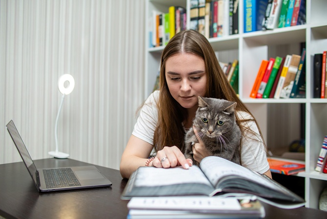 Как ребенку полюбить дистанционку: учить родителей, слушать BTS и включать&hellip; помидоры